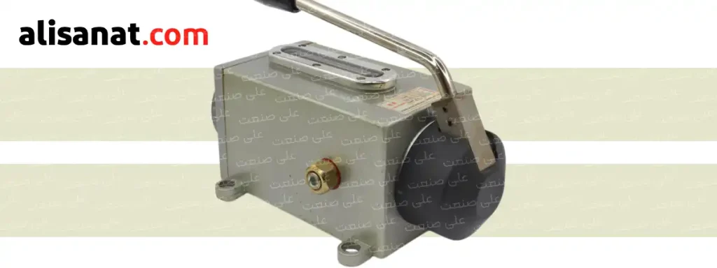 نمای کلی پمپ روغن کاری دستی 1 لیتری به همین شکل است که در تصویر مشاهده می کنید